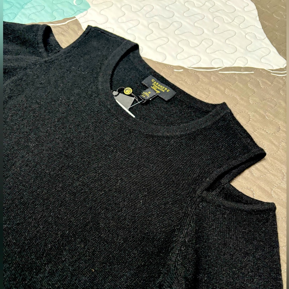 Cashmere Charter Club women’s open shoulder sweater. Size Small. Black color.
